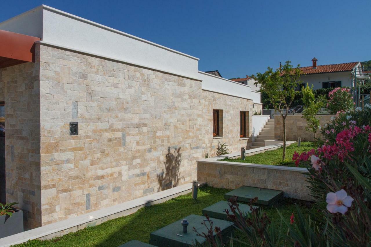 Luxury Poolside Villa Slatine Exterior foto